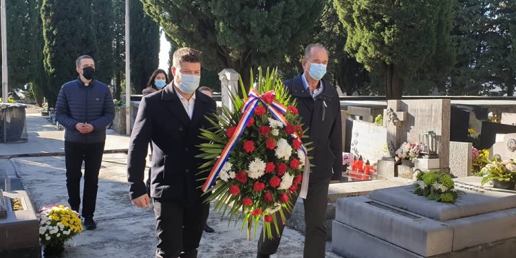 Uoči Dana sjećanja na žrtve Domovinskog rata i Dana sjećanja na žrtvu Vukovara i Škabrnje položeni vijenci