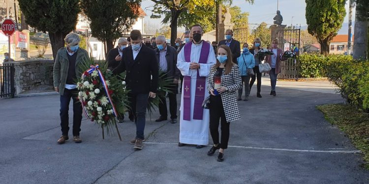 Povodom blagdana Svi sveti položeni vijenci na Gradskom groblju Kastav